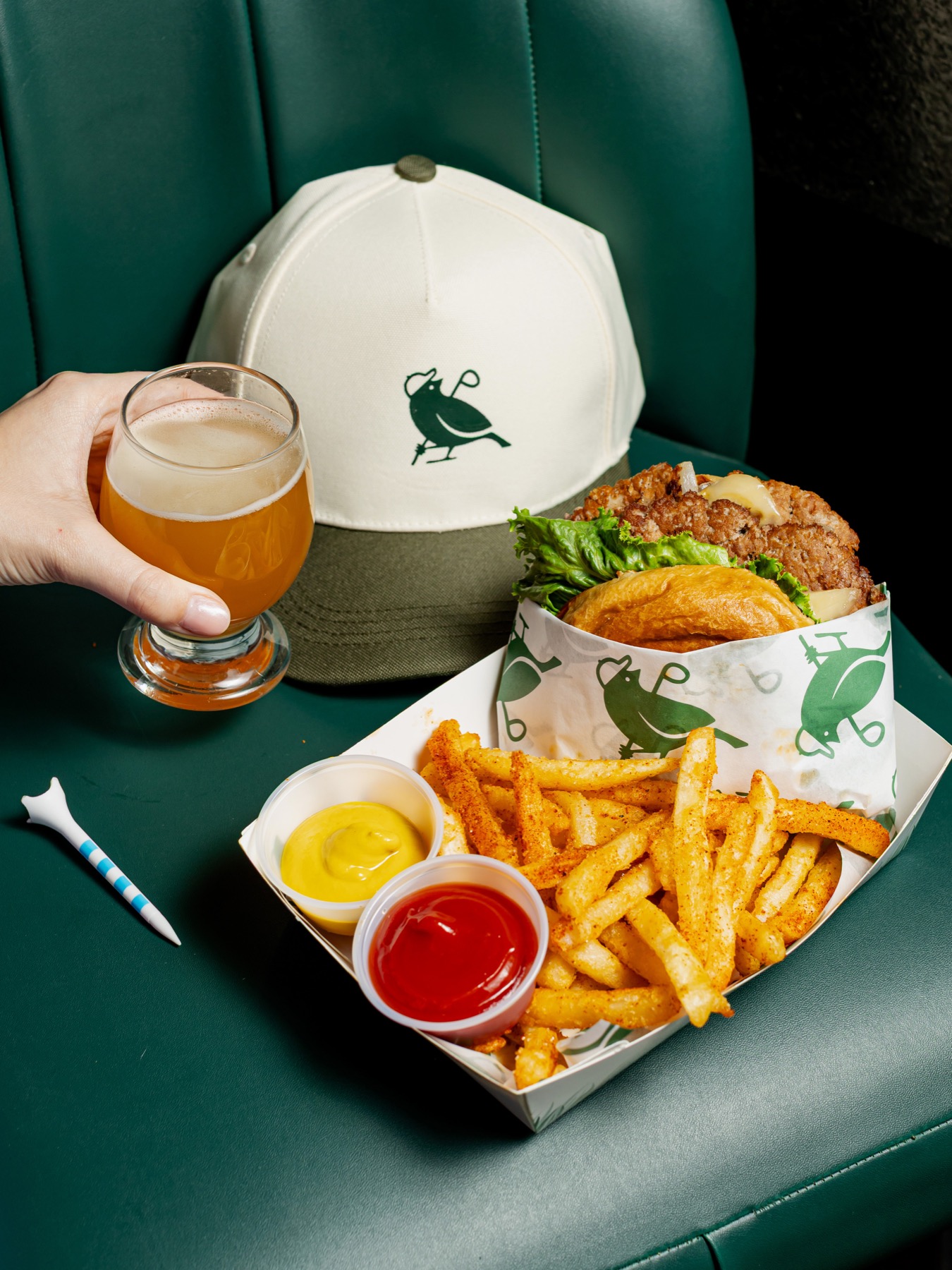 Hamburguesa, papas, cerveza y gorra de Birdies & Beers