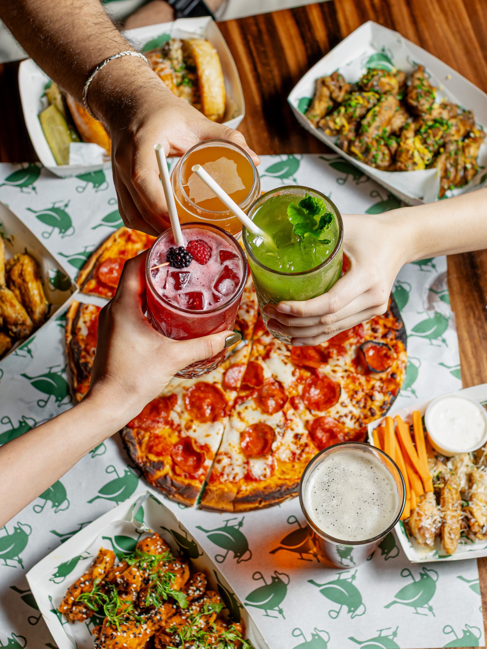 Bebidas, pizza y alitas en Birdies & Beers
